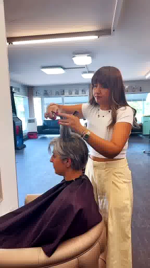 Coiffeuse Sonĝuel stylt eine Kundin im Salon Hairbysonguel in Dübendorf