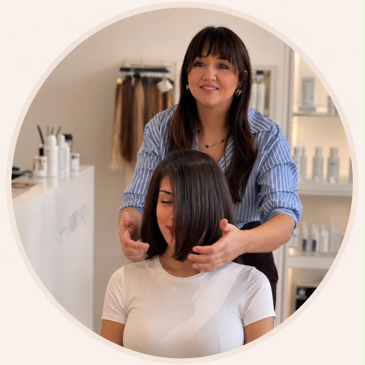 Coiffeuse Sonĝuel stylt einer lächelnden Kundin einen glänzenden Bob im Salon Hairbysonguel in Dübendorf